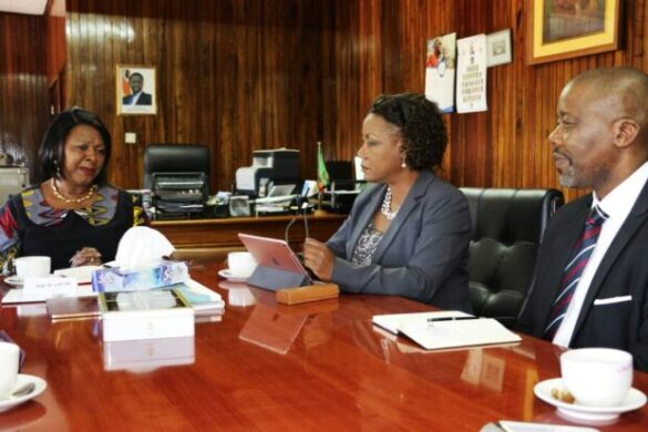  Mwanakatwe confers with Barclays Africa